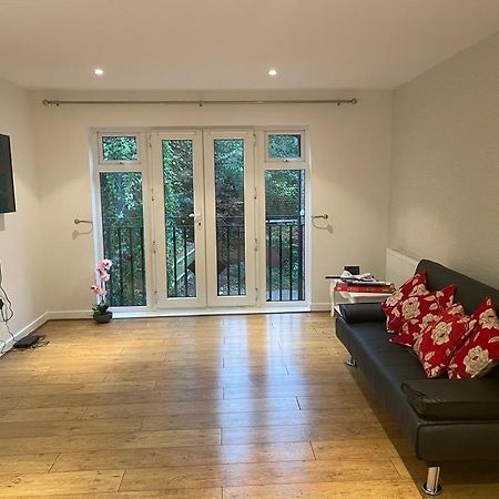 Luxurious & Cosy Apartment In Surrey เวย์บริดจ์ ภายนอก รูปภาพ
