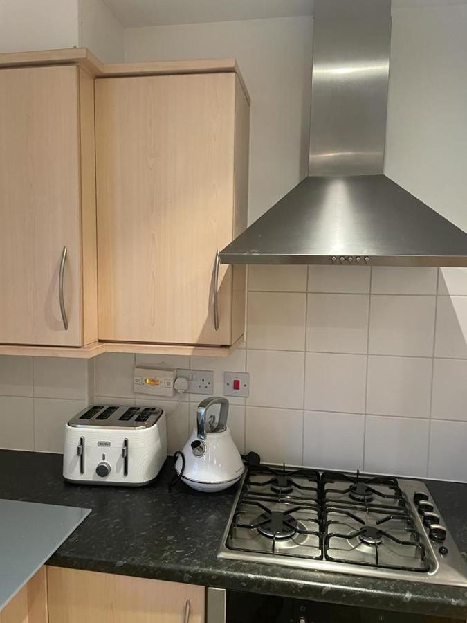 Luxurious & Cosy Apartment In Surrey เวย์บริดจ์ ภายนอก รูปภาพ